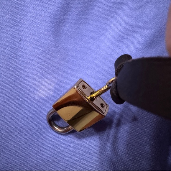 ETRO Lock & Key Set with Leather Clochette Strap - Picture 5 of 6